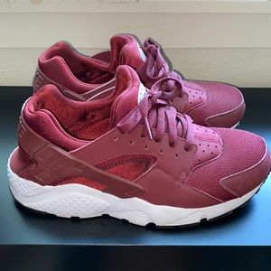 Maroon Nike Huarache Run